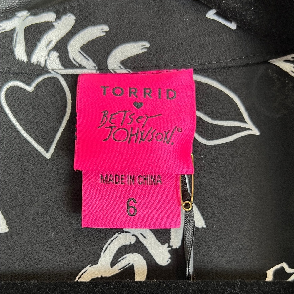 NWT Torrid Betsey Johnson Tunic Blouse Skull Hearts Black Long Sleeve Plus 30 - Picture 6 of 9